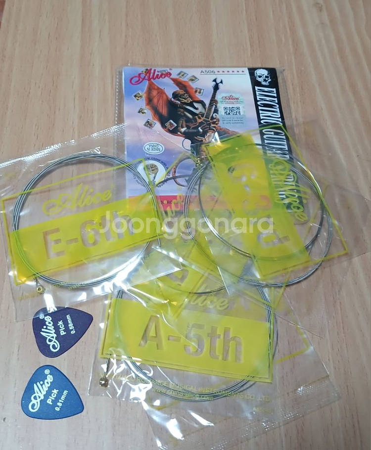 일렉기타스트링 1세트와 기타피크 2개 새제품--1