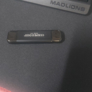 포터블 ssd esd310 1tb 거의 새거 팝니다.