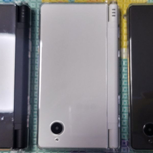 닌텐도 DSi 흰색 검정색 판매합니다.