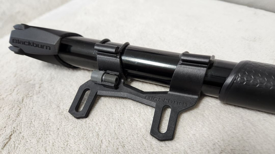 블랙번 MTN AIR 휴대용펌프 자전거 장착 이미지