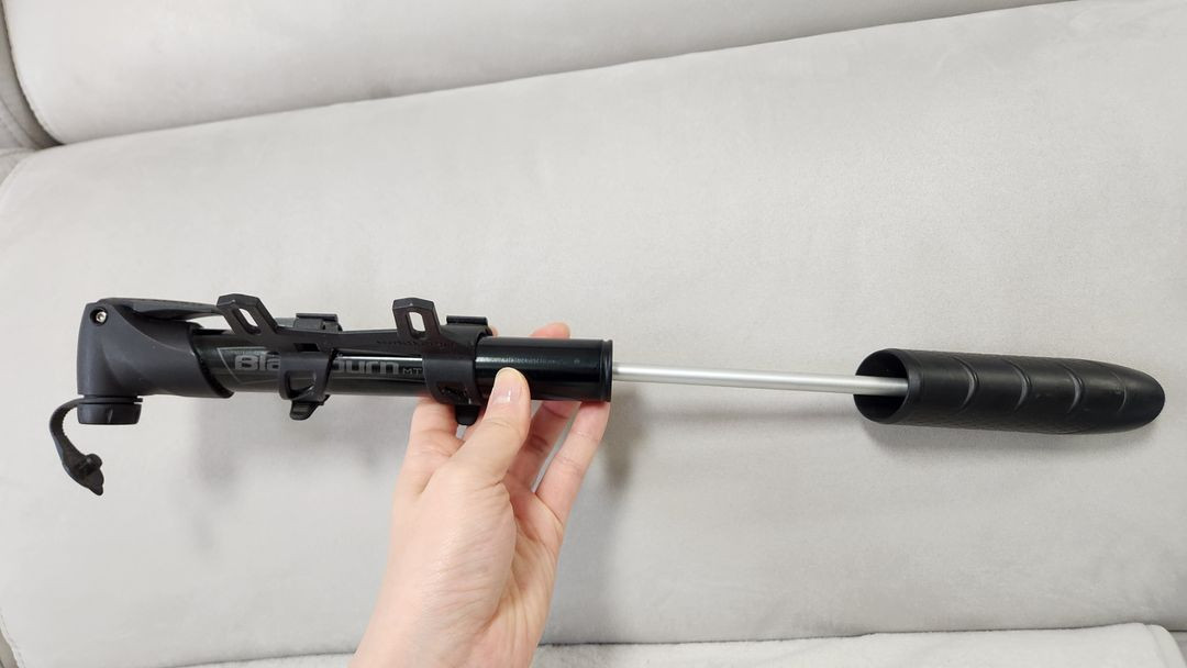 블랙번 MTN AIR 휴대용펌프 자전거 장착 이미지