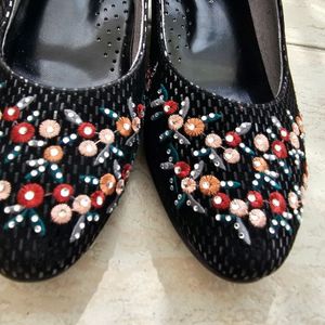 장식이 이쁘고 발편한 신발, 구두