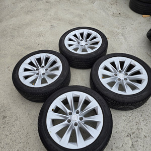 테슬라 19인치 휠타이어 팝니다