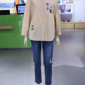 베네통 패치 자수 포인트 백셔링 블라우스 55