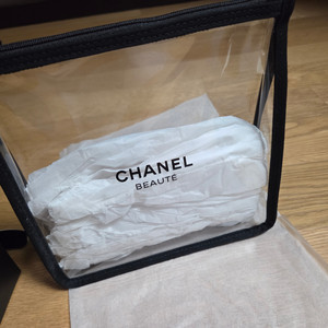 새상품입니다 샤넬 뷰티 ㅡ투명파우치