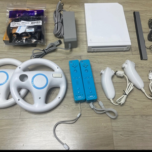 닌텐도 Wii 위 모션플러스 2인세트+핸들2 입니다.