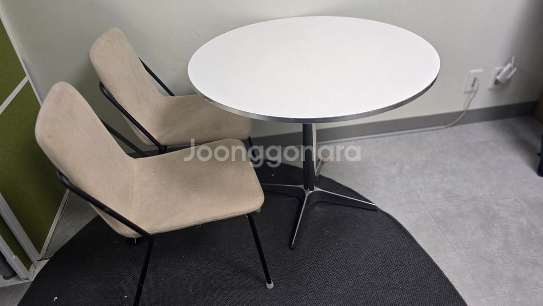 원형테이블 과 의자 2개--0