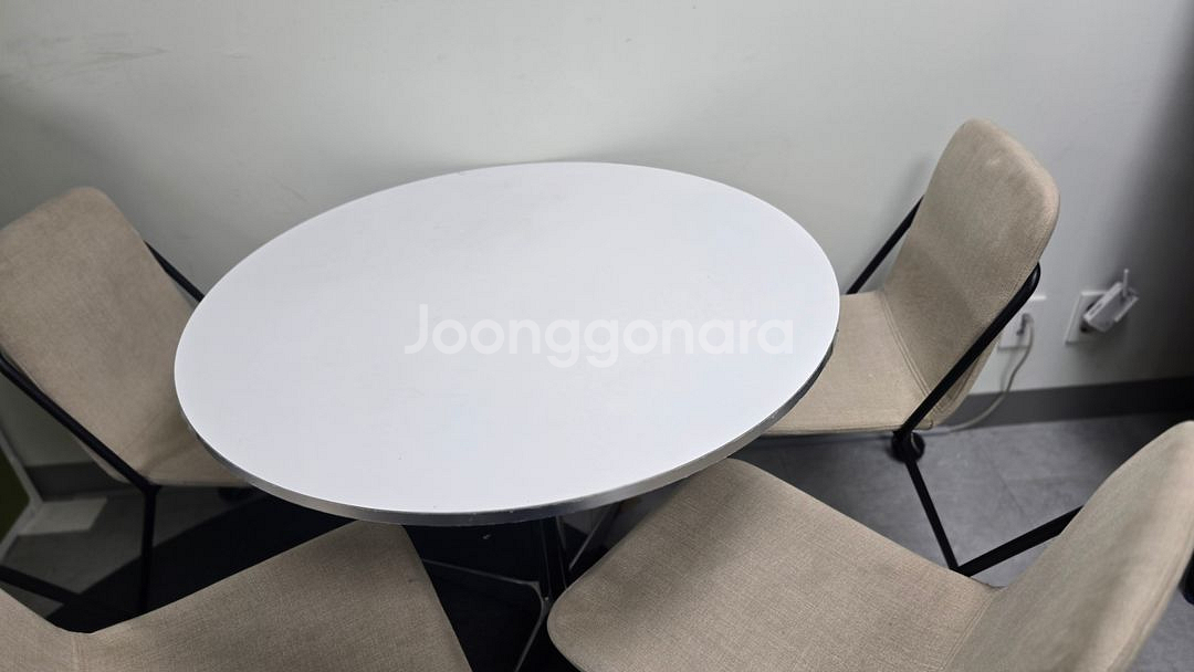 원형테이블 과 의자 2개--1