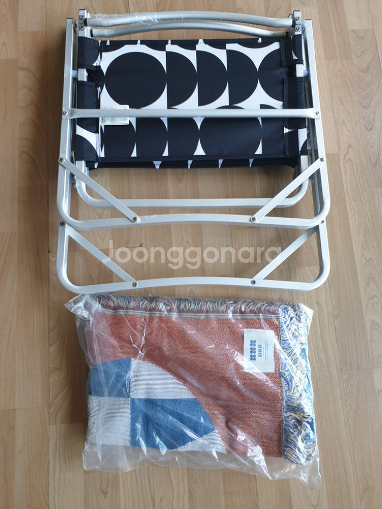 캠핑의자와 무릎담요--3