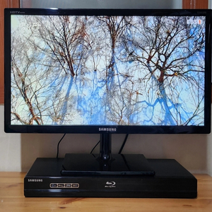 삼성 HD TV+모니터 23인치, 삼성 블루레이입니다.