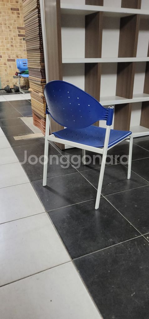 튼튼한 초등생 저학년용의자 팔아요.--1