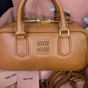 [miu miu](정품) 미우미우 토트백 판매합니다
