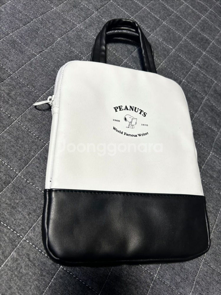 스누피 피너츠 태블릿 파우치 판매합니다.--0