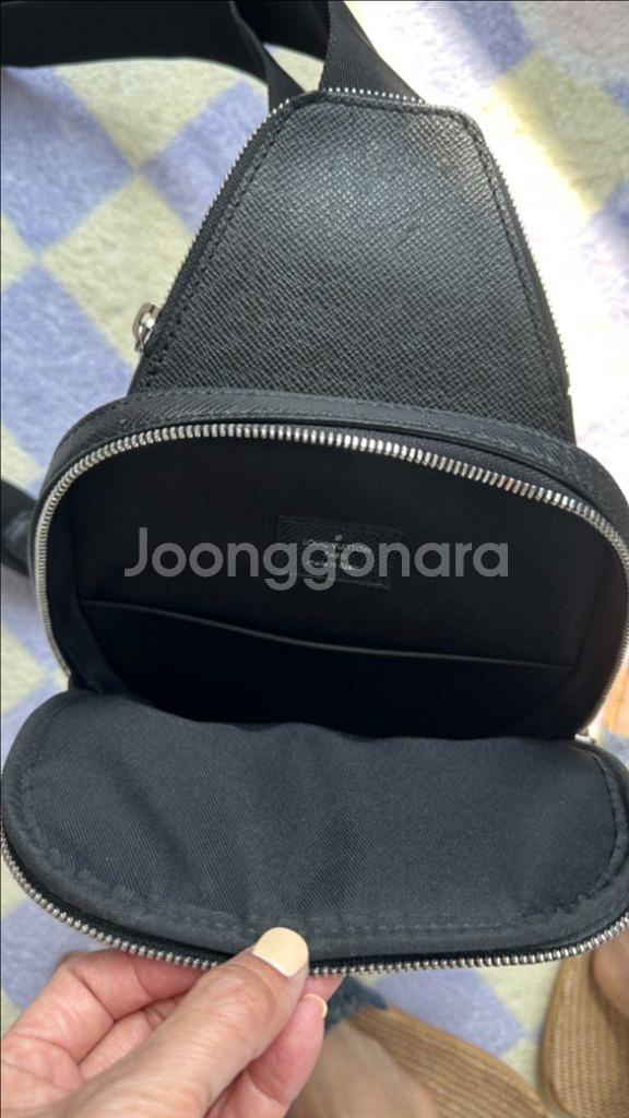 루이비통 애비뉴슬링백 타이가 24년구입--2