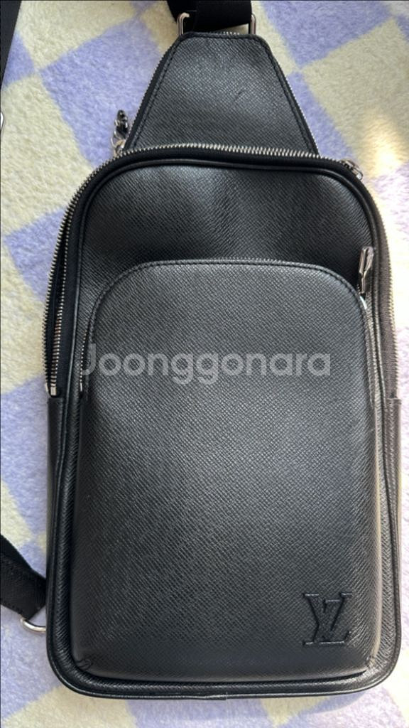 루이비통 애비뉴슬링백 타이가 24년구입--1