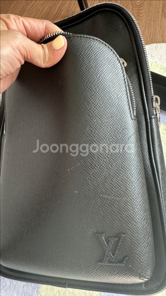 루이비통 애비뉴슬링백 타이가 24년구입--6