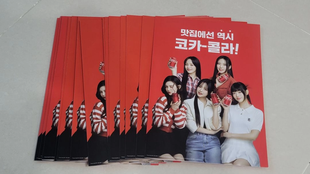 뉴진스코카콜라 포스터 이미지