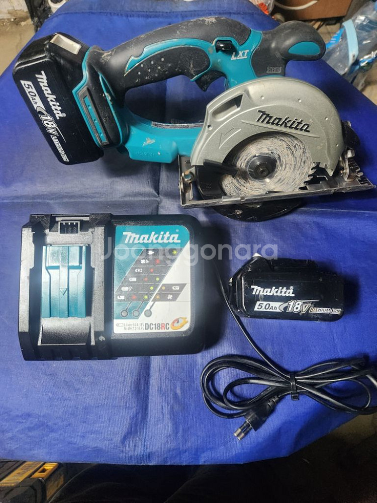 마끼다 18v 충전원형톱 DSS501 팝니다--0