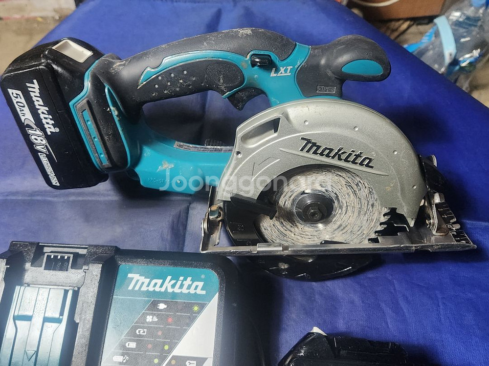 마끼다 18v 충전원형톱 DSS501 팝니다--1