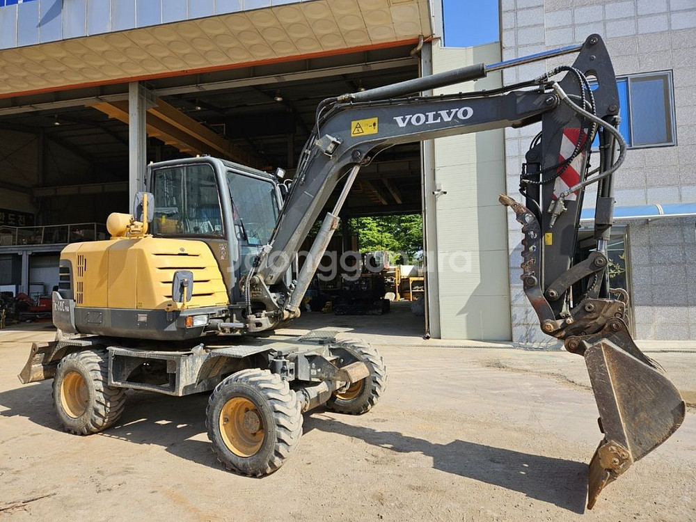 볼보 굴삭기EW60타이어식 소개합니다--1