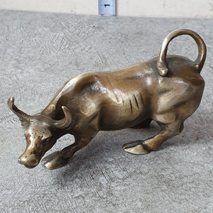 황동 재운 황소 길이12cm 무게320g