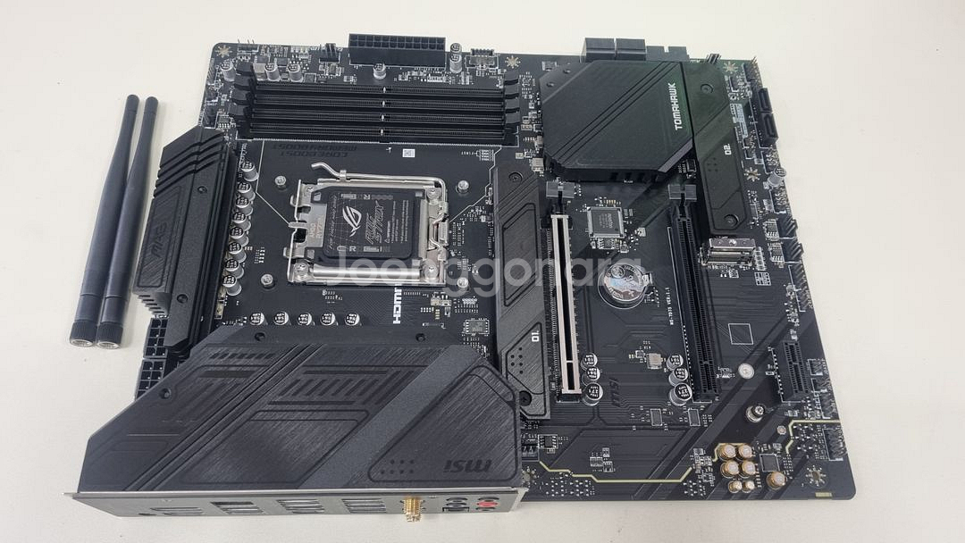MSI MAG B650 TOMAHAWK WIFI--1