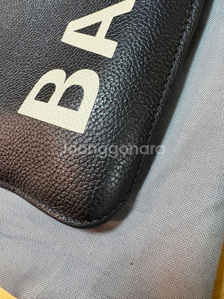 정품 발렌시아가 로고 클러치백 라지 블랙--8
