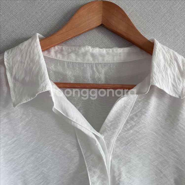 [한섬] 마인 반팔 진주 버튼 블라우스--2