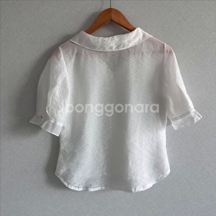 [한섬] 마인 반팔 진주 버튼 블라우스--1