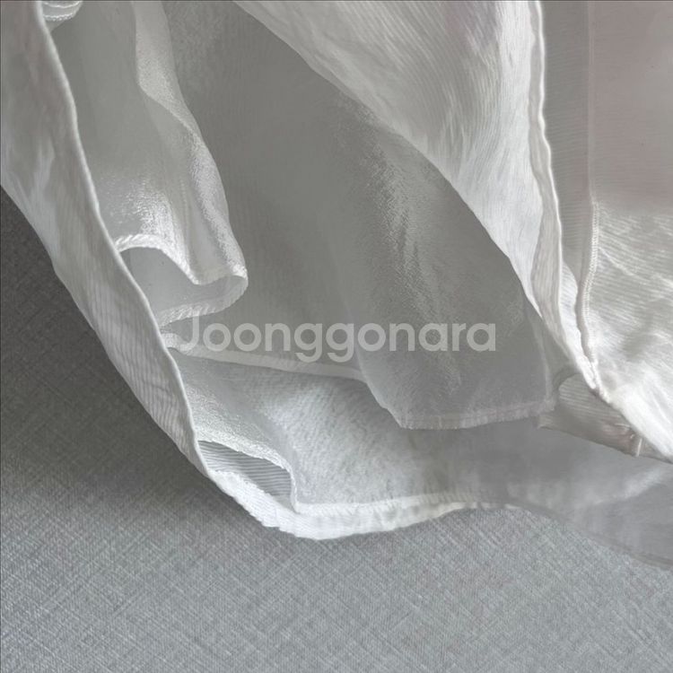 [한섬] 마인 반팔 진주 버튼 블라우스--6