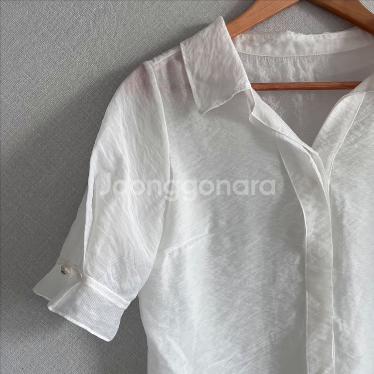 [한섬] 마인 반팔 진주 버튼 블라우스--3
