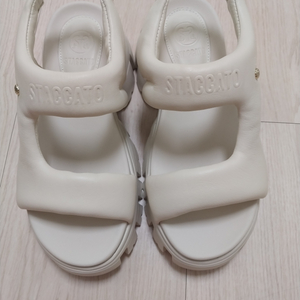 스타카토 샌들