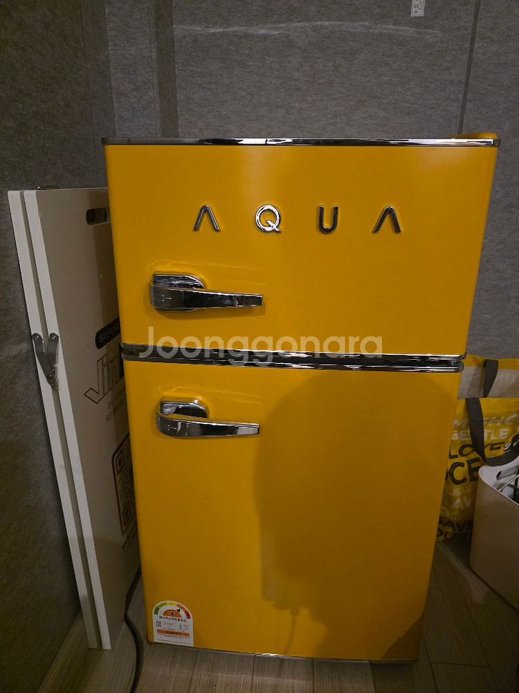 AQUA 레트로 디자인 소형 82l 냉장고 판매합니다--2