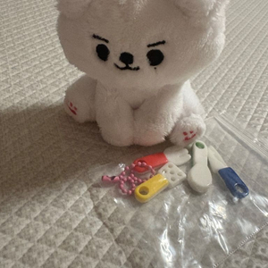 앉은 에띠 더보이즈 에릭 인형 양도