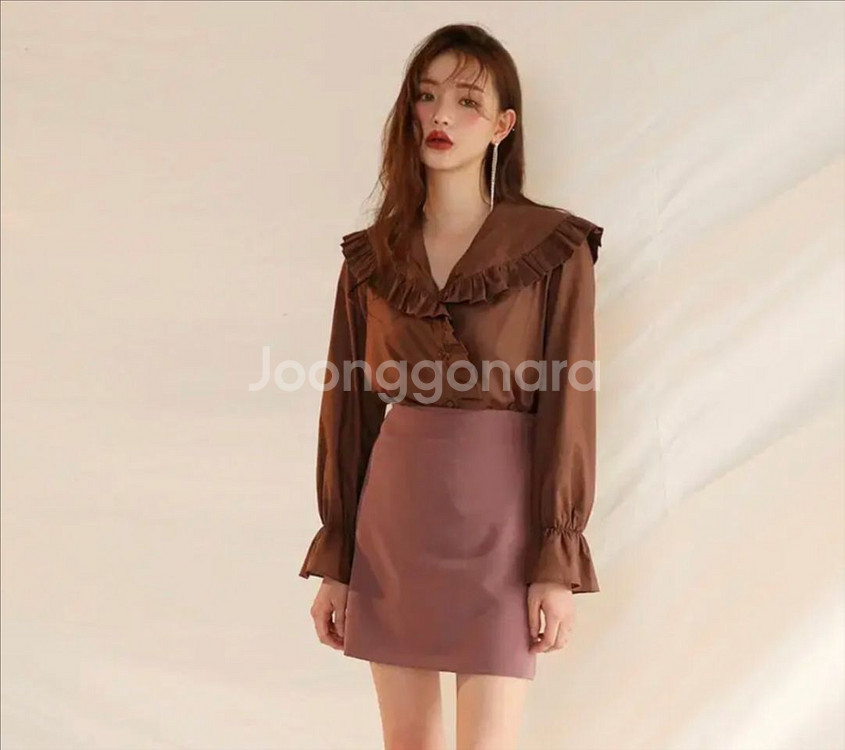 [새상품] 커먼유니크 브라운 카라 프릴 블라우스--0