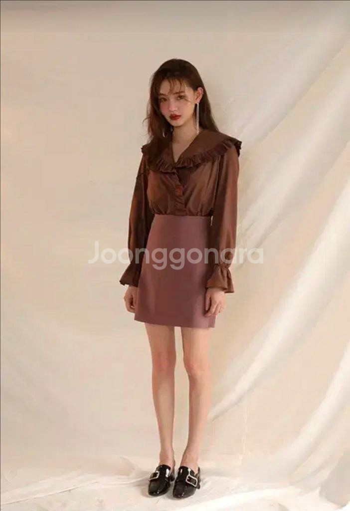 [새상품] 커먼유니크 브라운 카라 프릴 블라우스--1