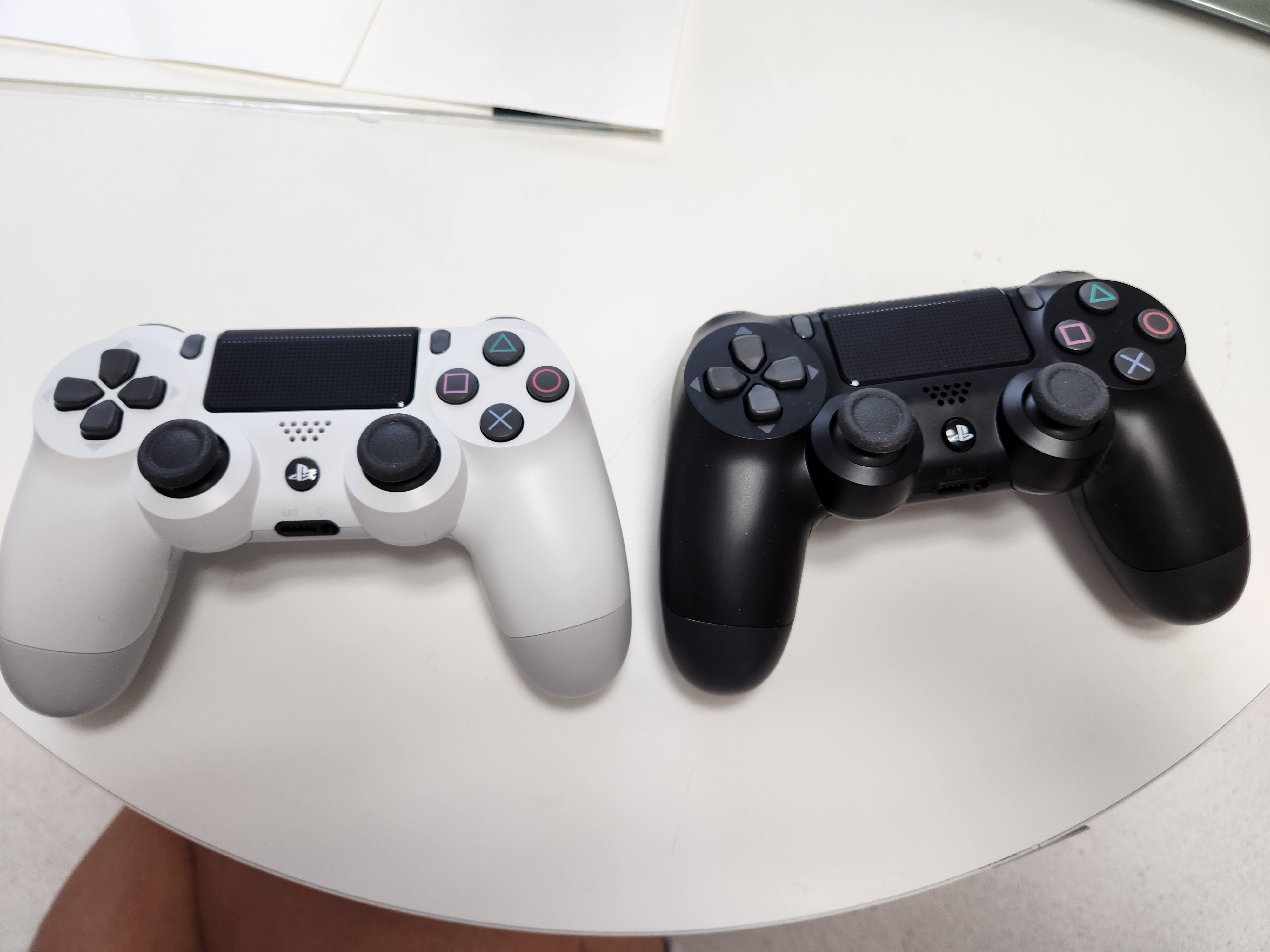 PS4 Pro 1TB + 컨트롤러 2개