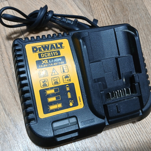 DeWALT DCB115 KR01 전기충전기 220V용