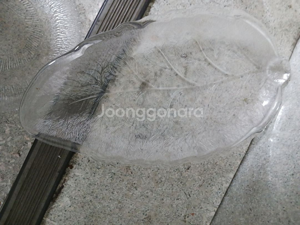 원형 유리볼그릇과 기다란 잎사귀 유리그릇--1