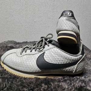 나이키 코르테즈 뱀피 메탈릭 퓨터 235