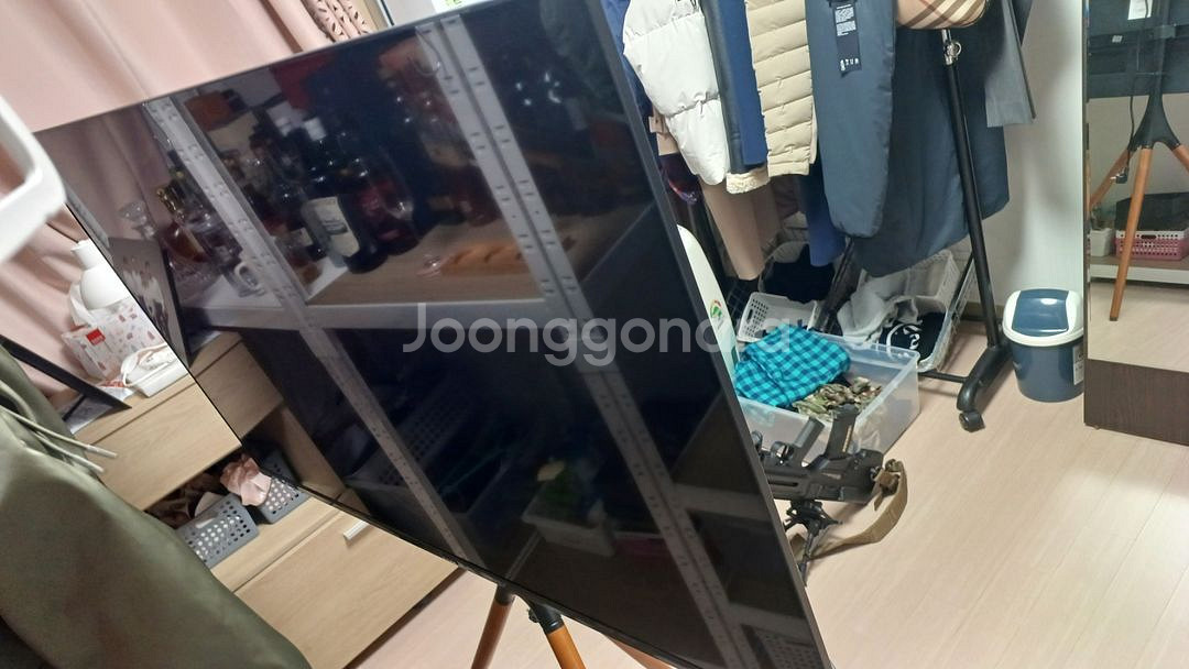 깨진 대형 TV 팝니다. 작동은 함.--0