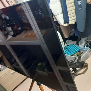 깨진 대형 TV 팝니다. 작동은 함.