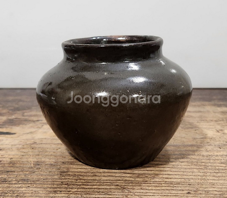 작은 옹기 항아리.--0
