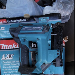 마끼다 DBT353 무선 실타카 팝니다