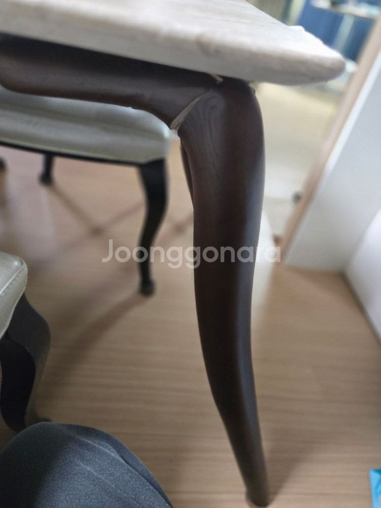 대리석 식탁 6인용 판매 (의자포함 하자있음)--3