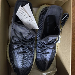 아디다스 이지 부스트 350 V2 카본 275