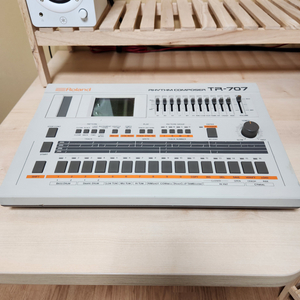 롤랜드 TR707 TR-707