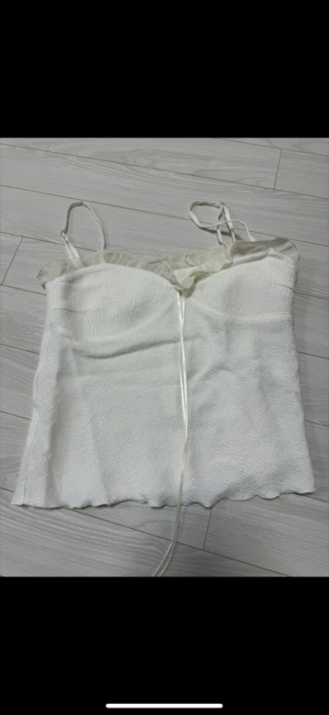 타낫 나시 뷔스티에, 프릴 뷔스티에 이미지