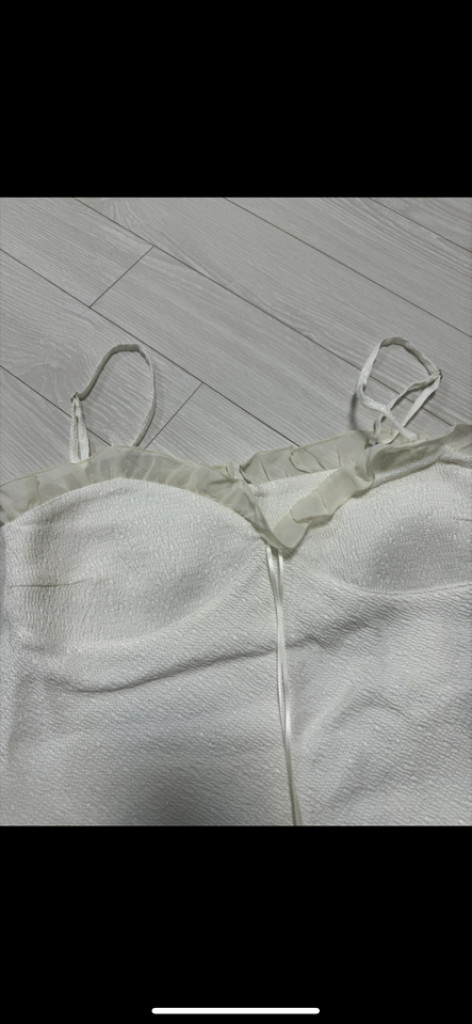 타낫 나시 뷔스티에, 프릴 뷔스티에 이미지