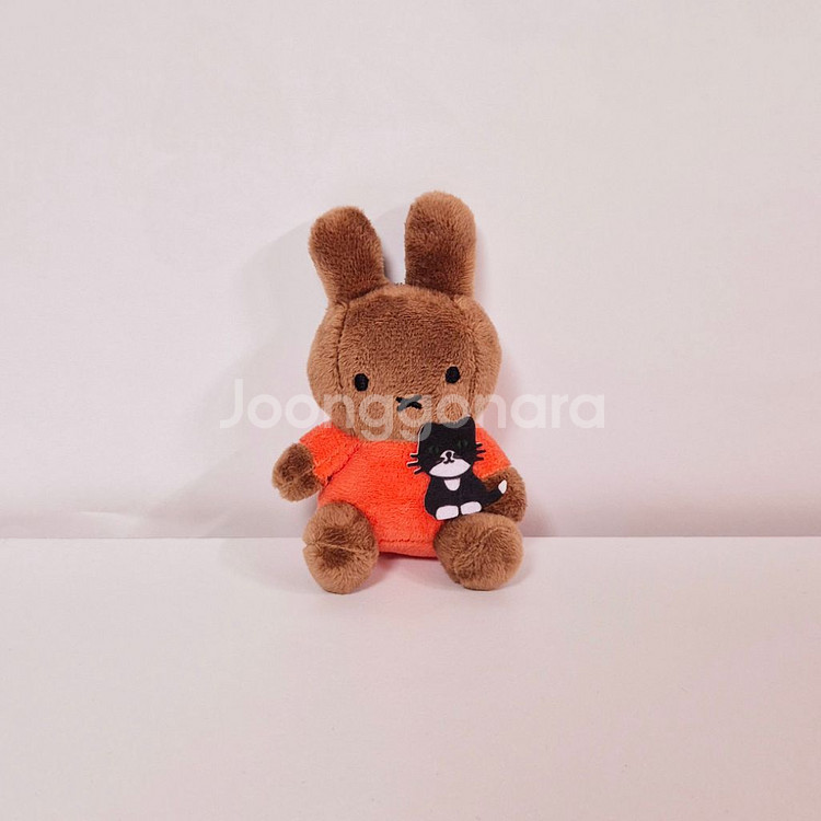 검은 고양이를 든 태닝 미피 인형 가방고리 키링 볼체인--0